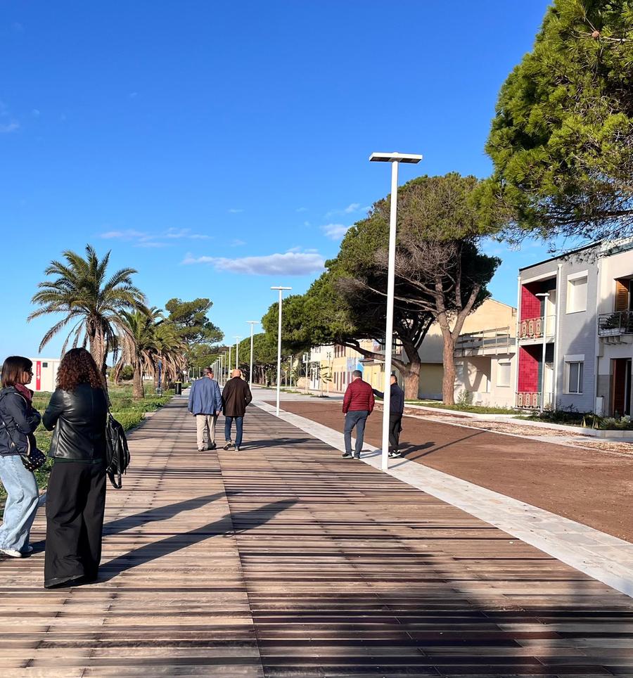 Torregrande, lungomare senza allacci fognari: «Di chi è la responsabilità?»