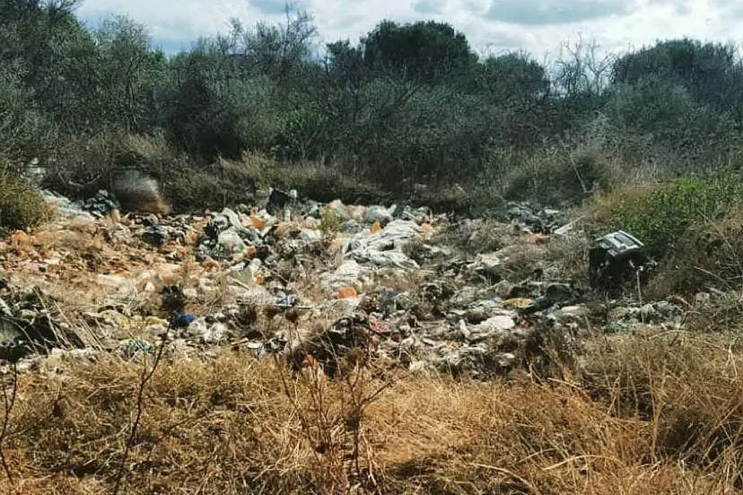 La discarica sull'isola Manna (foto Instagram)