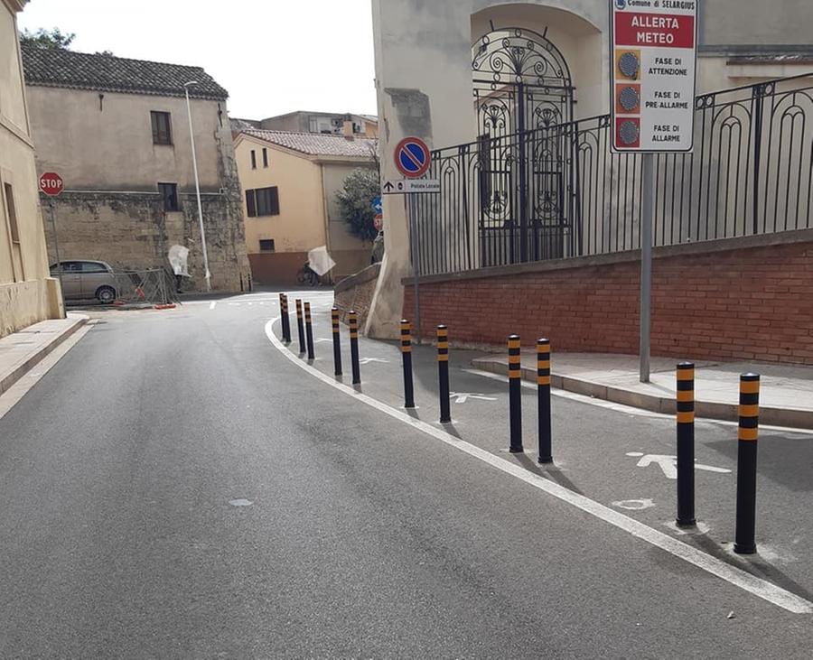 Polemica per l’invasione di paletti in strada
