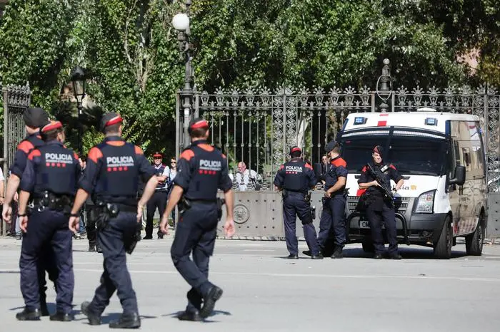 epa06256740 Mossos d'Esquadra, Catalan regional police officers, stand guard outside the Catalonian regional parliament in Barcelona, Spain, 10 October 2017. Catalonia's leader Carles Puigdemont is due to address the region's parliament in Barcelona around 18h (local time) and could ask the assembly to vote on a unilateral declaration of independence from Madrid. EPA/JOSE COELHO