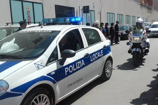 Auto e moto della Polizia locale di Alghero (foto concessa)