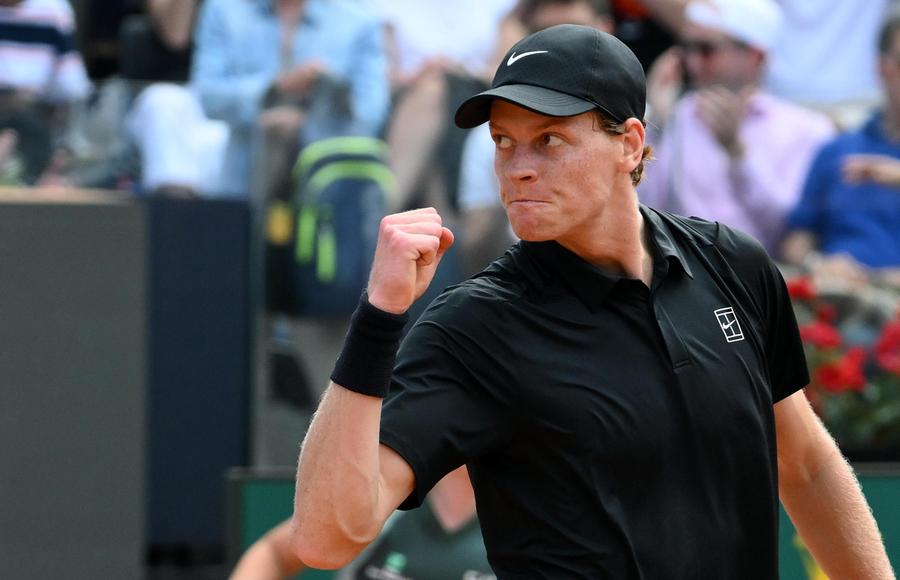 Sinner piega Rublev e va in semifinale a Roma: sono 32 i successi di fila nei 1000, superato il record di Djokovic