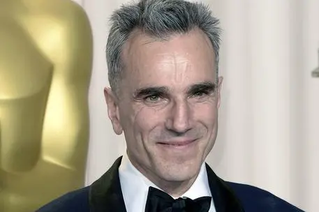epa06040216 (FILE) - British actor Daniel Day-Lewis holds his Oscar for Performance by an Actor in a Leading Role for 'Lincoln' at the 85th Academy Awards at the Dolby Theatre in Hollywood, California, USA, 24 February 2013 (reissued 21 June 2017). Day-Lewis, 60, has retired, according to reports on 21 June 2017, quoting a statement released by the actor's agent. EPA/PAUL BUCK