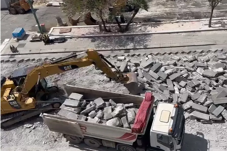 La ruspa al lavoro in via Roma (L'Unione Sarda)