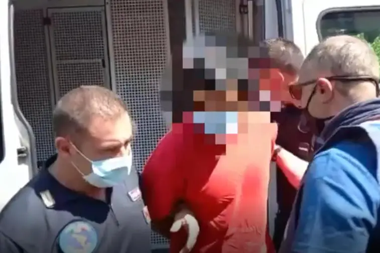 La polizia prende in consegna dai poliziotti francesi Ikram Ijaz, cugino di Saman (foto Ansa)