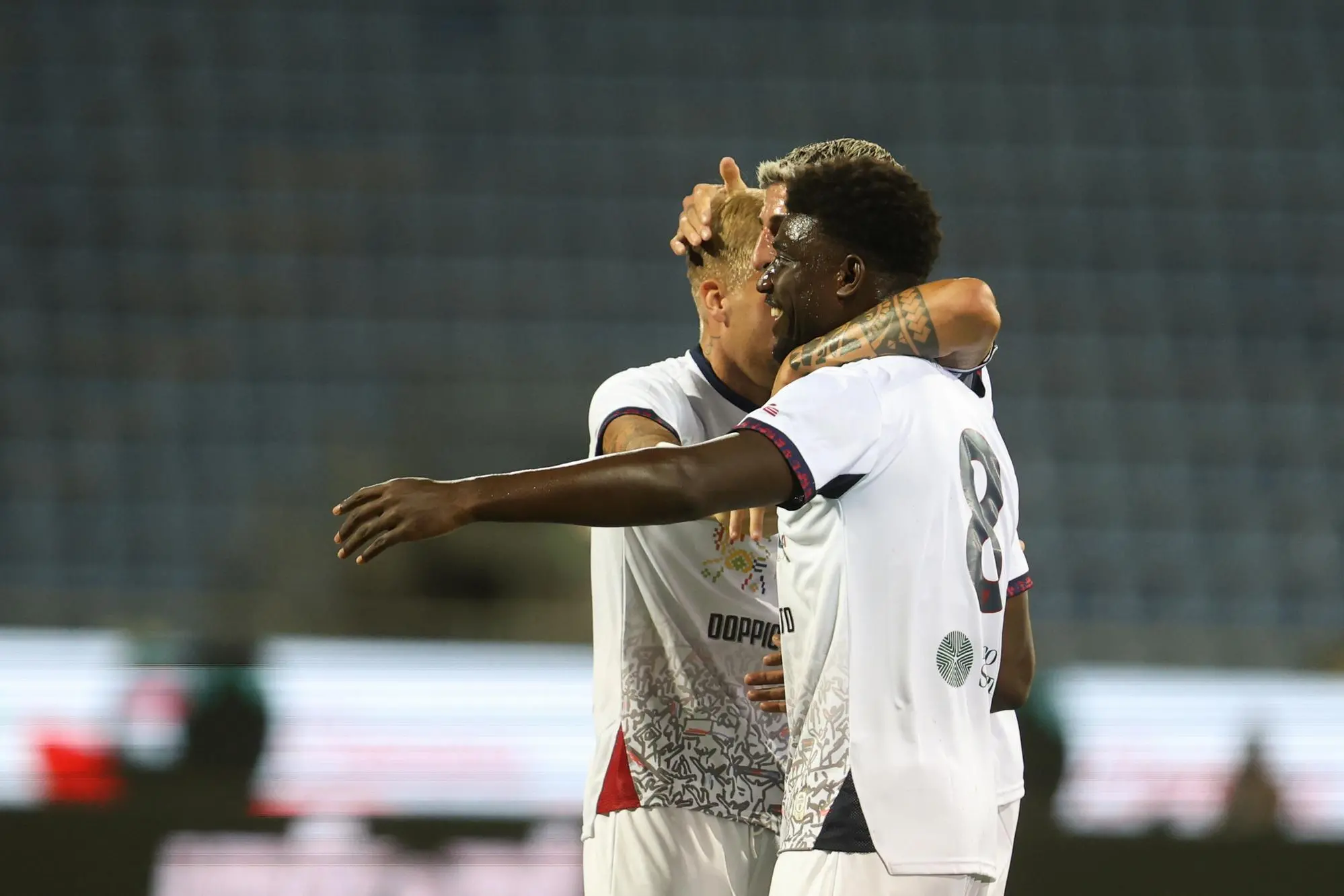 L'esultanza di Michel Adopo per il gol che ha sbloccato il Trofeo Gigi Riva, Cagliari-Saint Étienne (foto Fabio Murru)