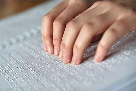 Lettura Braille in una foto simbolo