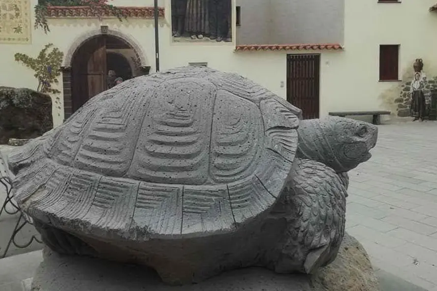 Il monumento dedicato alla tartaruga (foto Elia Sanna)
