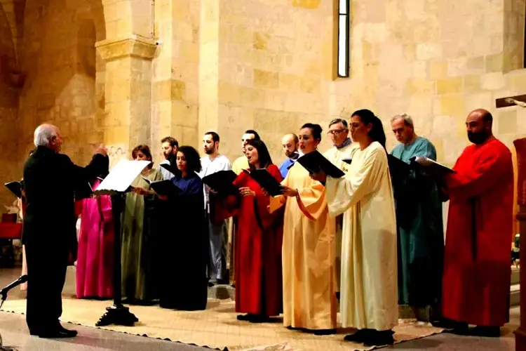 I Cantori della Resurrezione con don Sanna (foto concessa)