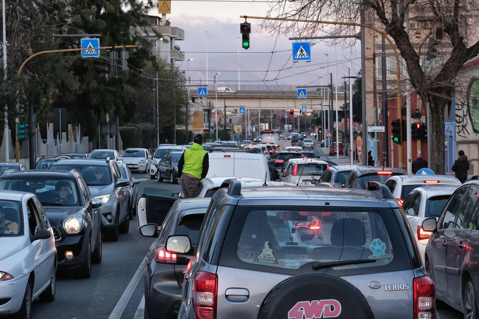 Traffico in viale Marconi a Cagliari