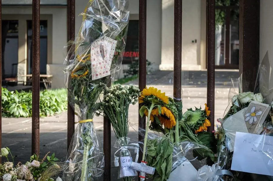 Fiori e bigliettini per Gino Strada davanti alla sede milanese di Emergency (foto Ansa)