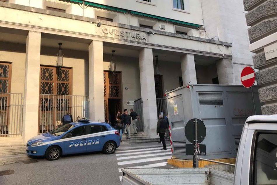 Spari in questura a Trieste, uccisi due poliziotti