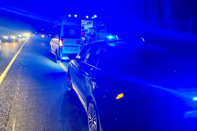 Ambulanza e carabinieri sulla 195