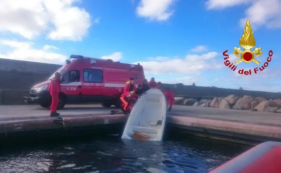 Il recupero della barca (foto Vigili del fuoco)