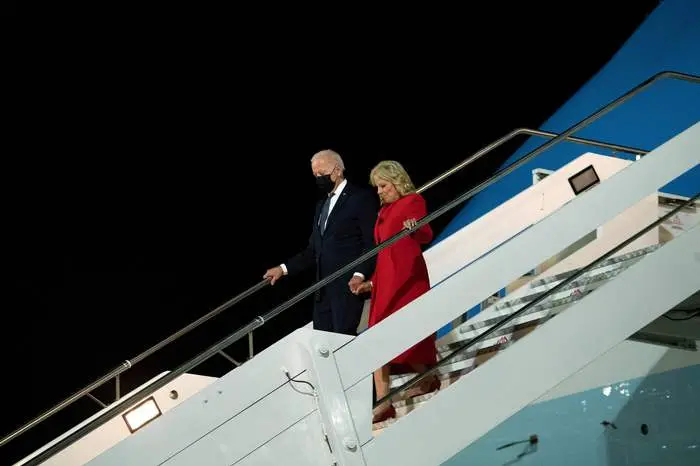 L'arrivo di Joe Biden con la moglie (Ansa)