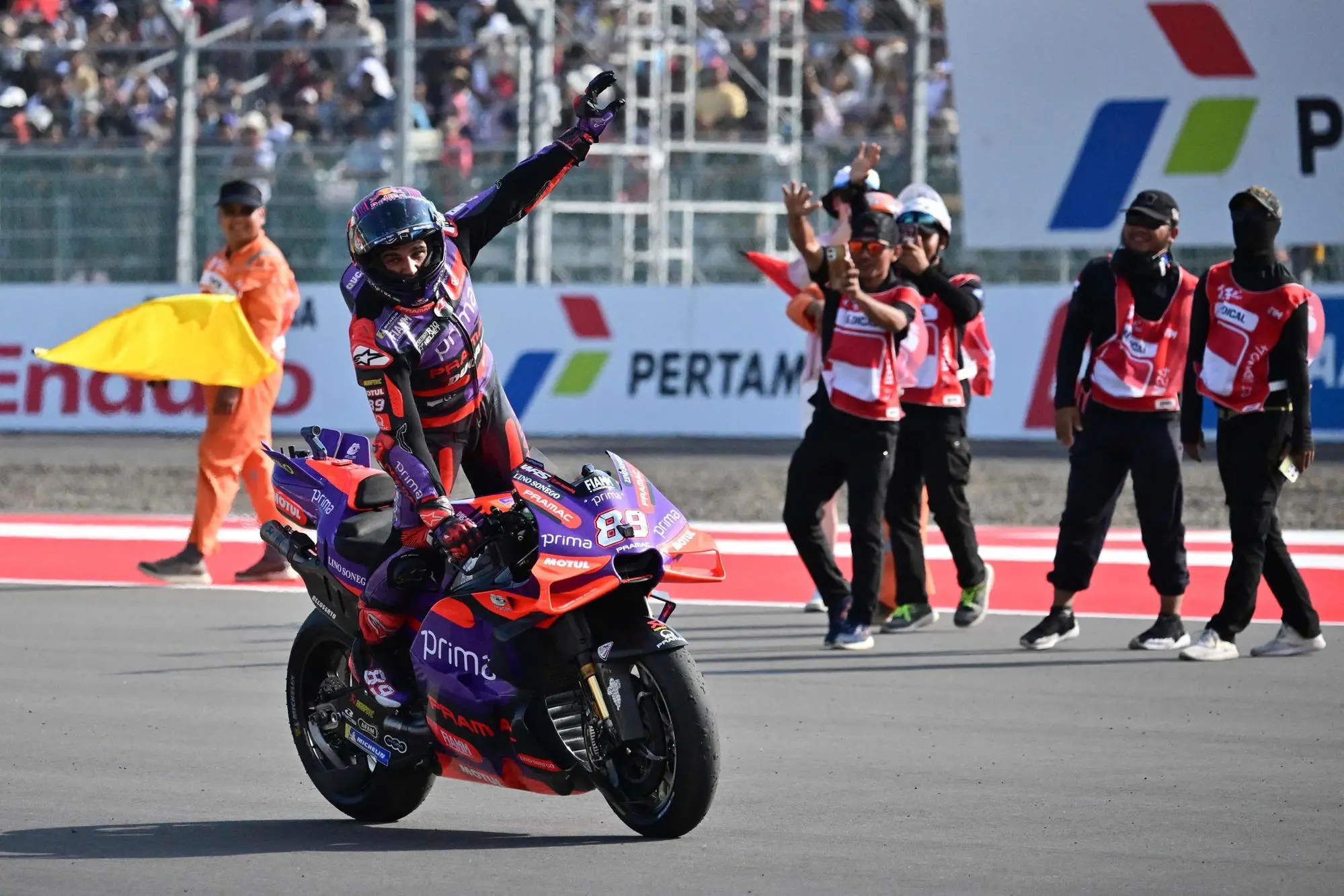 L'esultanza di Jorge Martín per la vittoria nel Gran Premio di Indonesia della MotoGp (Foto AFP)