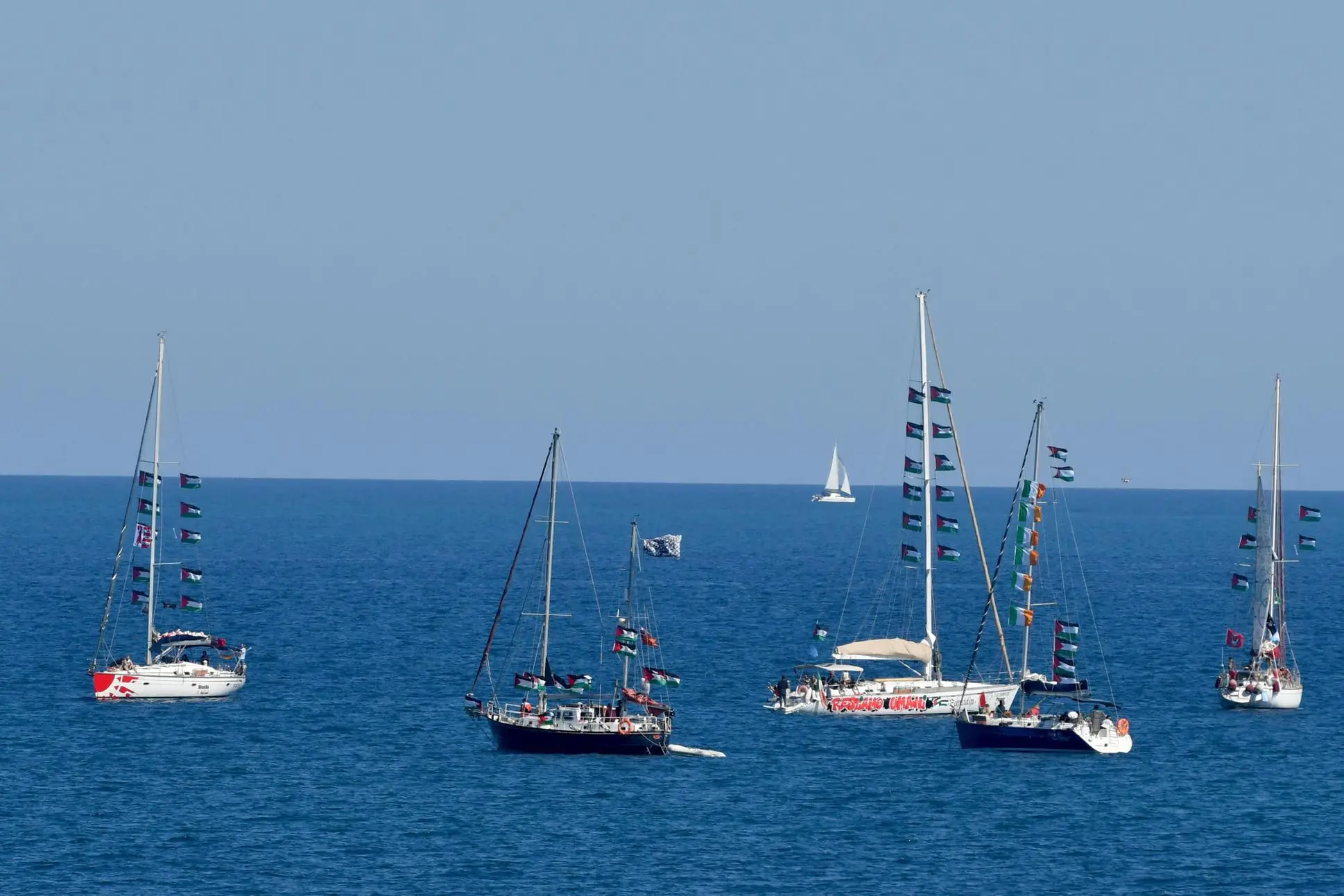 La Flotilla alla partenza da Augusta il 26 aprile (Ansa)