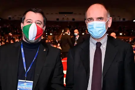 Il leader della Lega Matteo Salvini (S) con il segretario del Partito Democratico Enrico Letta (D) durante l'assemblea annuale della CNA all'Auditorium della Conciliazione, Roma, 10 dicembre 2021. ANSA/RICCARDO ANTIMIANI