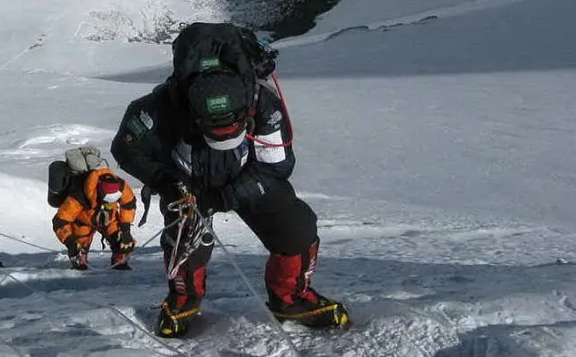 Gli alpinisti durante la salita del Colle Sud