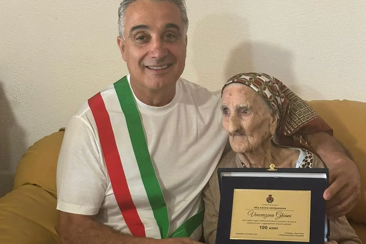 Il sindaco Paolo Pistis con la centenaria Vincenzina Ghiani (foto concessa)