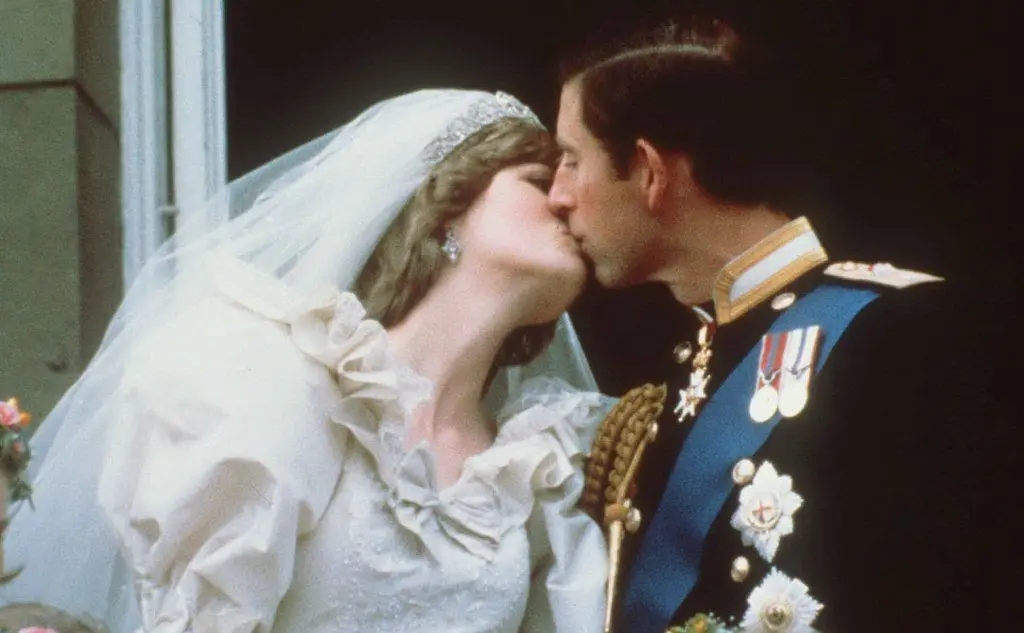 Il principe Carlo e Lady Diana il giorno del matrimonio, 5 mesi dopo il fidanzamento