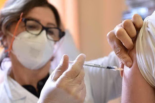 Giusto sospendere dal lavoro i sanitari che non si vaccinano?