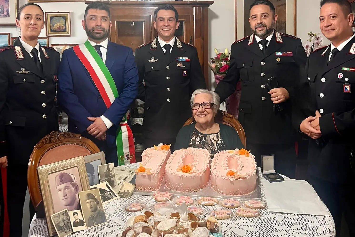 La visita dei carabinieri alla centenaria Giuseppa Salaris (foto Cc)