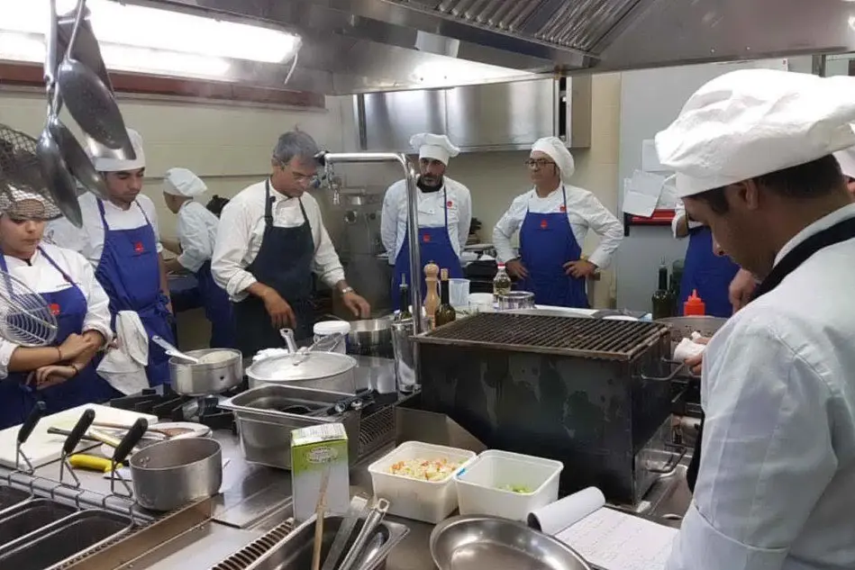 Lo chef Roberto Petza impegnato in un corso all'Accademia Casa Puddu