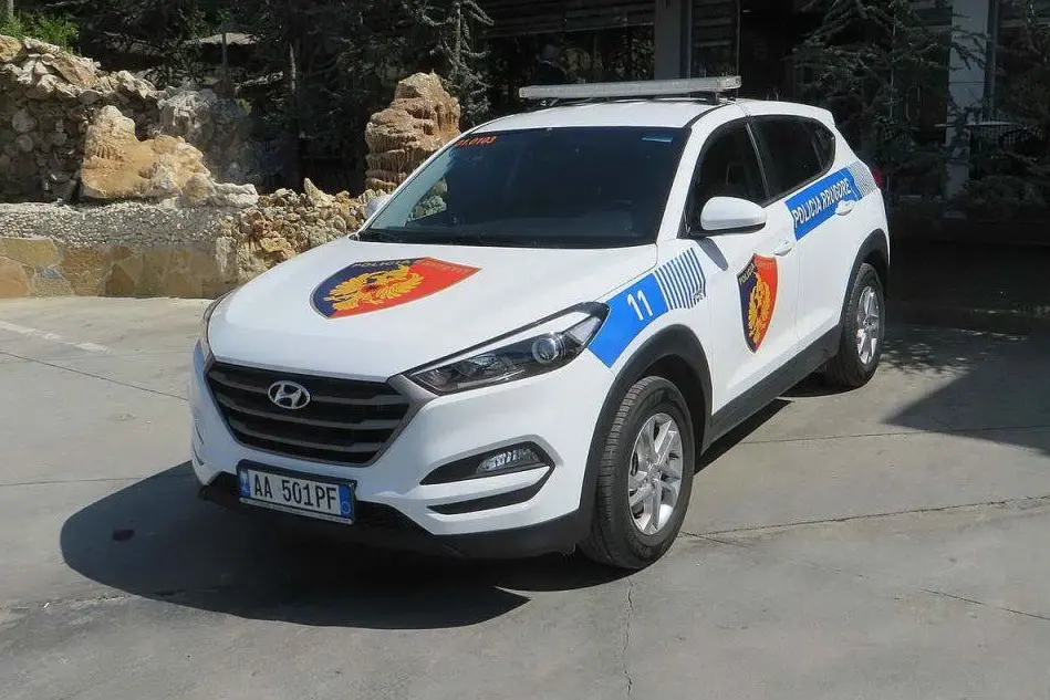 Un'auto della polizia albanese