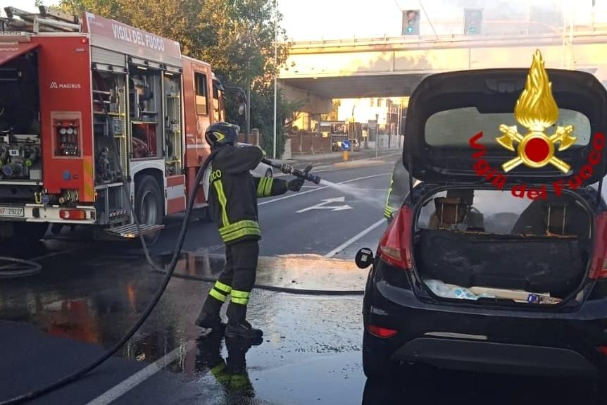 Fumo dal vano motore, paura per un’automobilista in viale Marconi a Cagliari