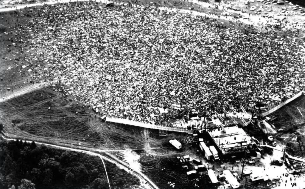 Una veduta aerea del pubblico e del palco (Ansa)