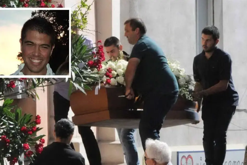 I funerali di Thomas Bettarelli (foto Locci) - nel riquadro la foto del giovane