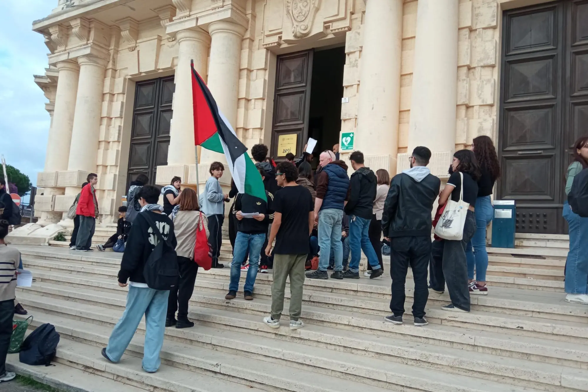 I manifestanti all'esterno del Palazzo delle Scienze