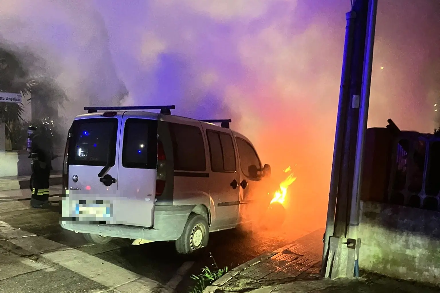 L'incendio a Olbia (foto Busia)