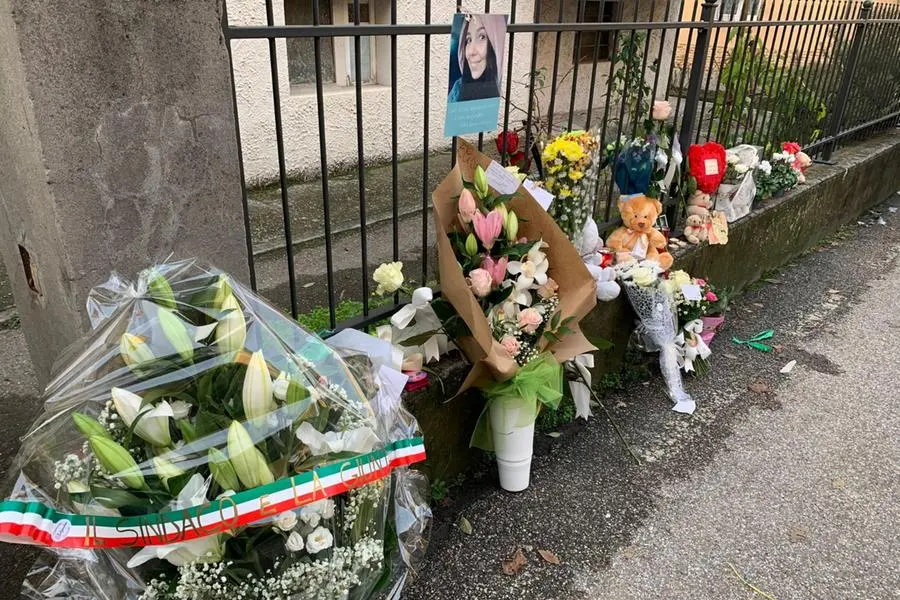 Fiori, palloncini, peluche, candele lasciati davanti alla casa di via Manin (Ansa - Vecchi)