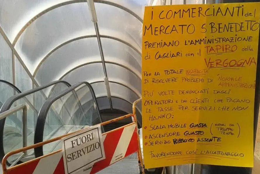 Il cartello scritto dai commercianti del mercato di San Benedetto