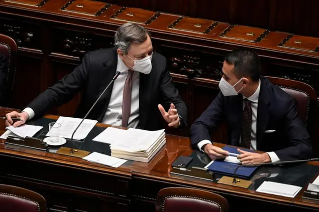 Di Maio con Mario Draghi (Ansa)