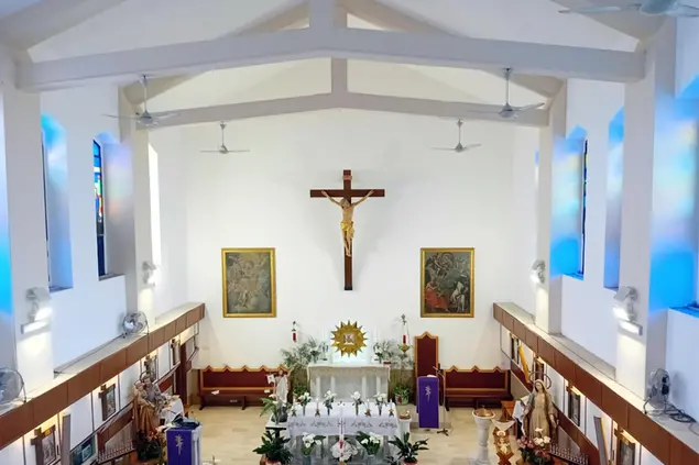 L'interno della chiesa di Battipaglia dove si sono svolti i funerali (Ansa)