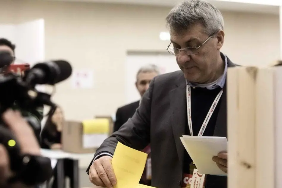 Maurizio Landini al voto (Ansa)
