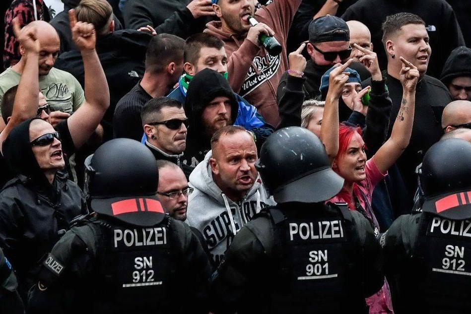 Sassonia, neonazisti in piazza: scontri e feriti. Furia di Merkel