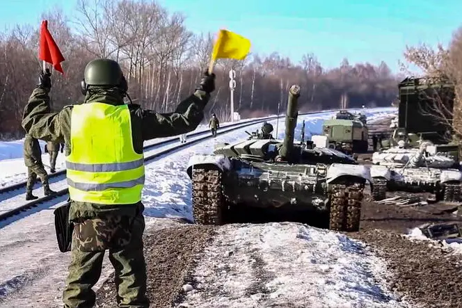 epa09762710 A handout still image taken from handout video made available by the Russian Defence Ministry press service shows Russian tanks load on the railway freight carriages in Voronezh region, Russia, 16 February 2022. Units of the Western and Southern military districts on February 15 began returning from exercises to their bases by rail and road, the Russian Defense Ministry said. EPA/RUSSIAN DEFENCE MINISTRY PRESS SERVICE/HANDOUT HANDOUT HANDOUT EDITORIAL USE ONLY/NO SALES