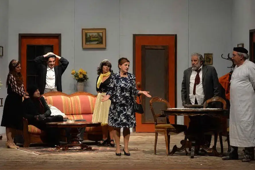Un momento della commedia (foto Antonio Serreli)