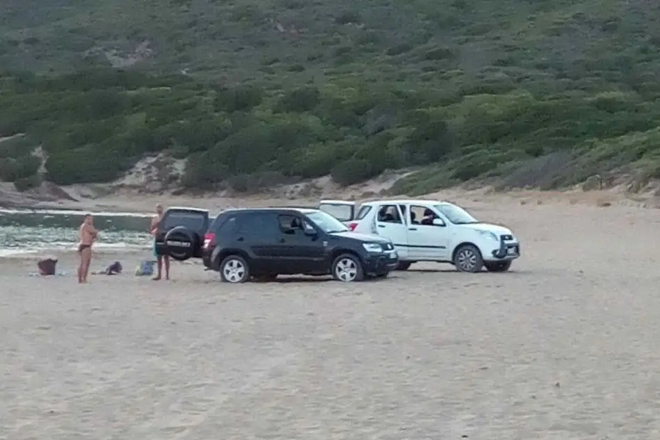 I due Suv parcheggiati sulla spiaggia