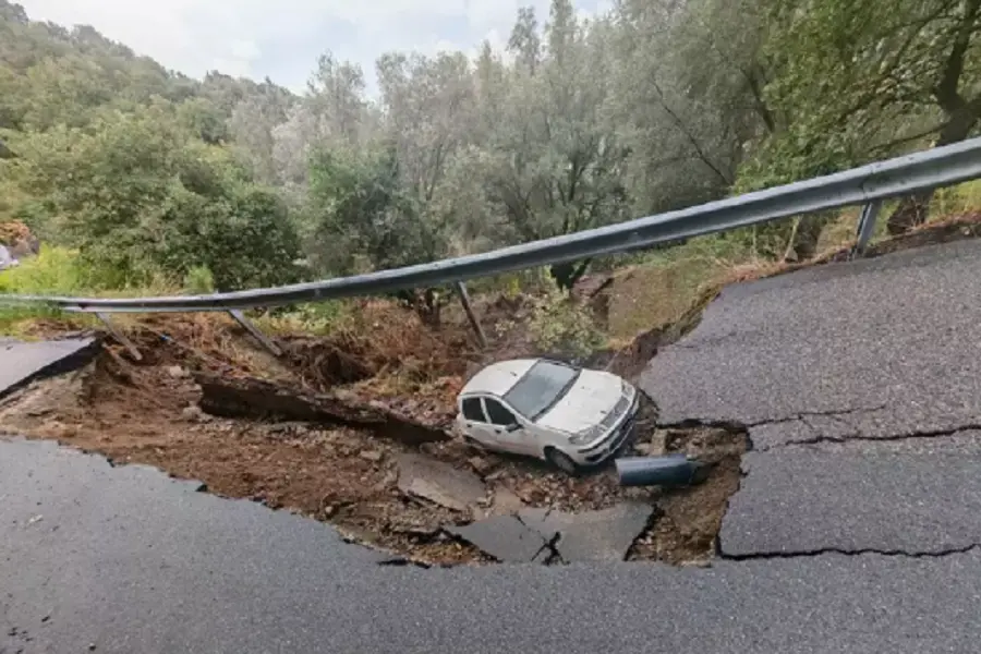 Auto nella voragine - Foto Ansa