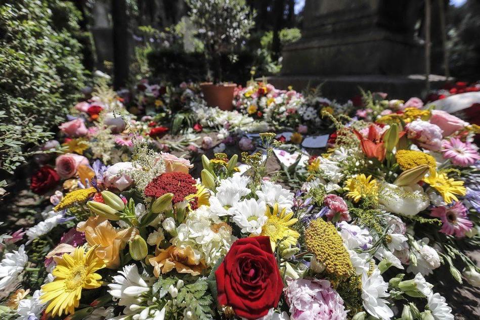 I fiori al cimitero di Testaccio per dire addio al celebre scrittore