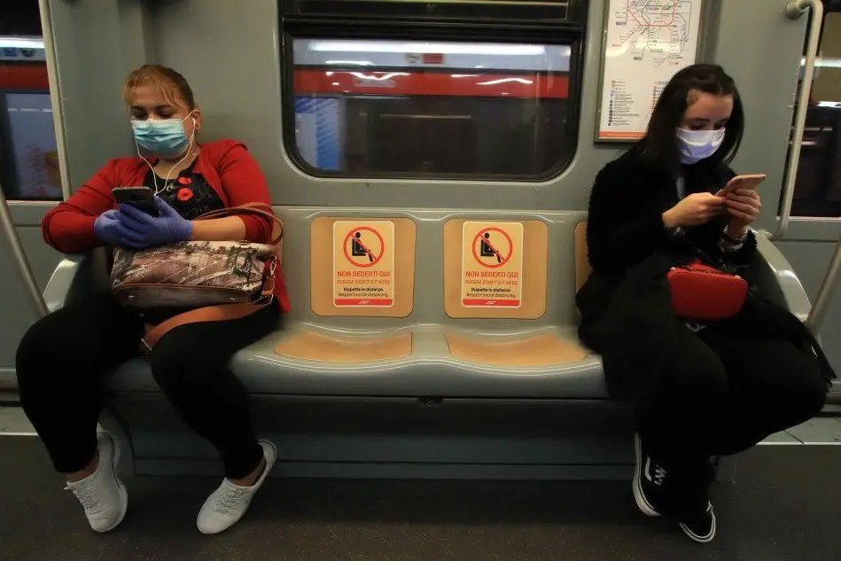 Passeggeri in metropolitana a Milano (Ansa)