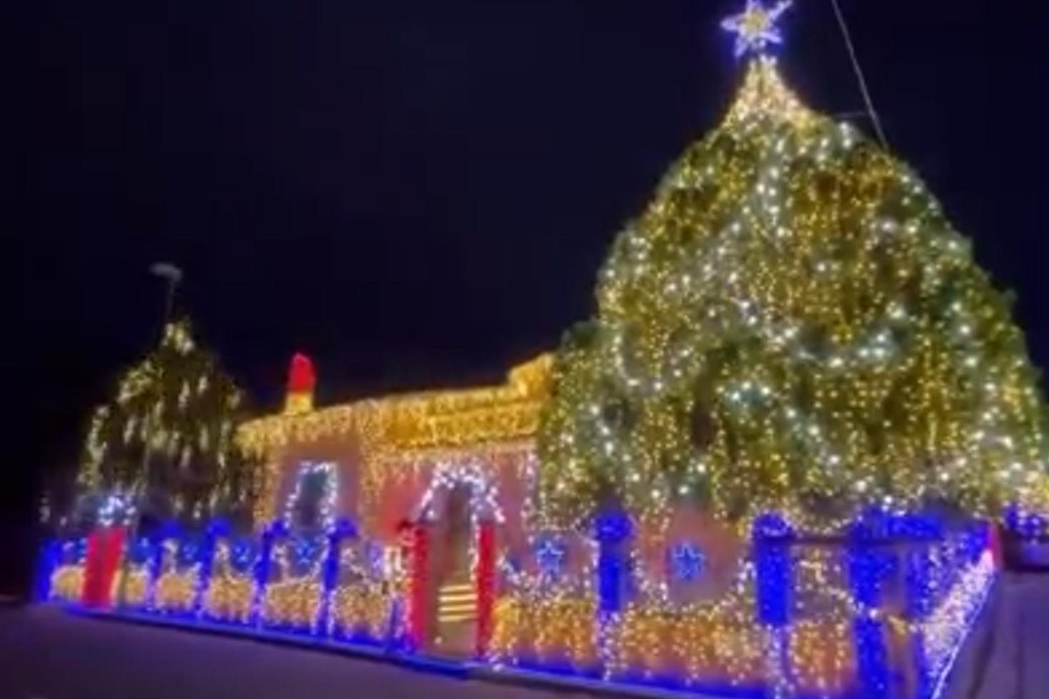 La casa di Senorbì illuminata per Natale (Frame da video)