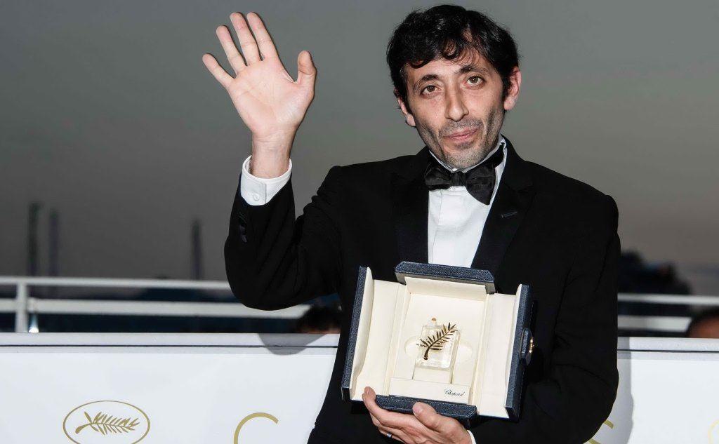Marcello Fonte con il premio per la miglior interpretazione maschile al Festival Di Cannes (foto Ansa)