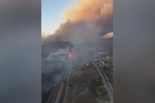 Incendio in Andalusia, le unità specializzate sorvolano le fiamme