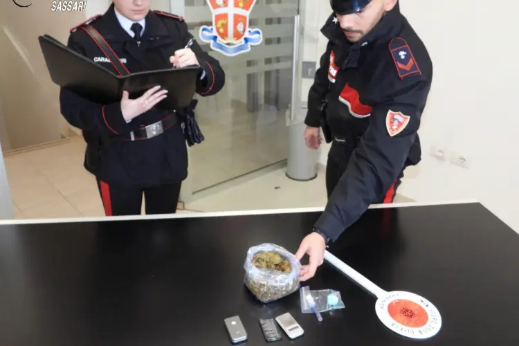I Carabinieri e la droga sequestrata (foto concessa)
